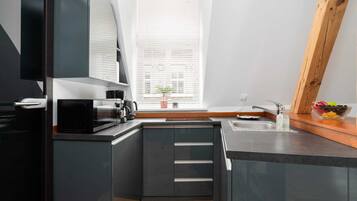 Kylskåp, mikrovågsugn, spishäll och kaffe- och tebryggare