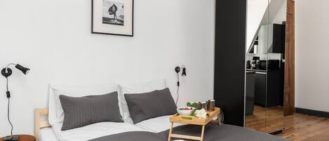 Tabla de planchar con plancha, wifi, ropa de cama