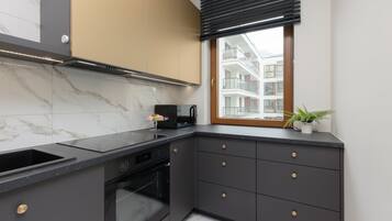 Kylskåp, mikrovågsugn, ugn och spishäll