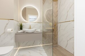 Dusche, Haartrockner, Handtücher, Shampoo