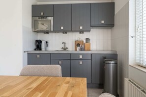 Een koelkast, een magnetron, een oven, een vaatwasser