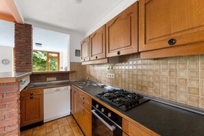 Een koelkast, een magnetron, een vaatwasser