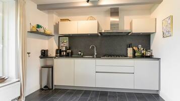 Réfrigérateur, micro-ondes, plaque de cuisson, lave-vaisselle