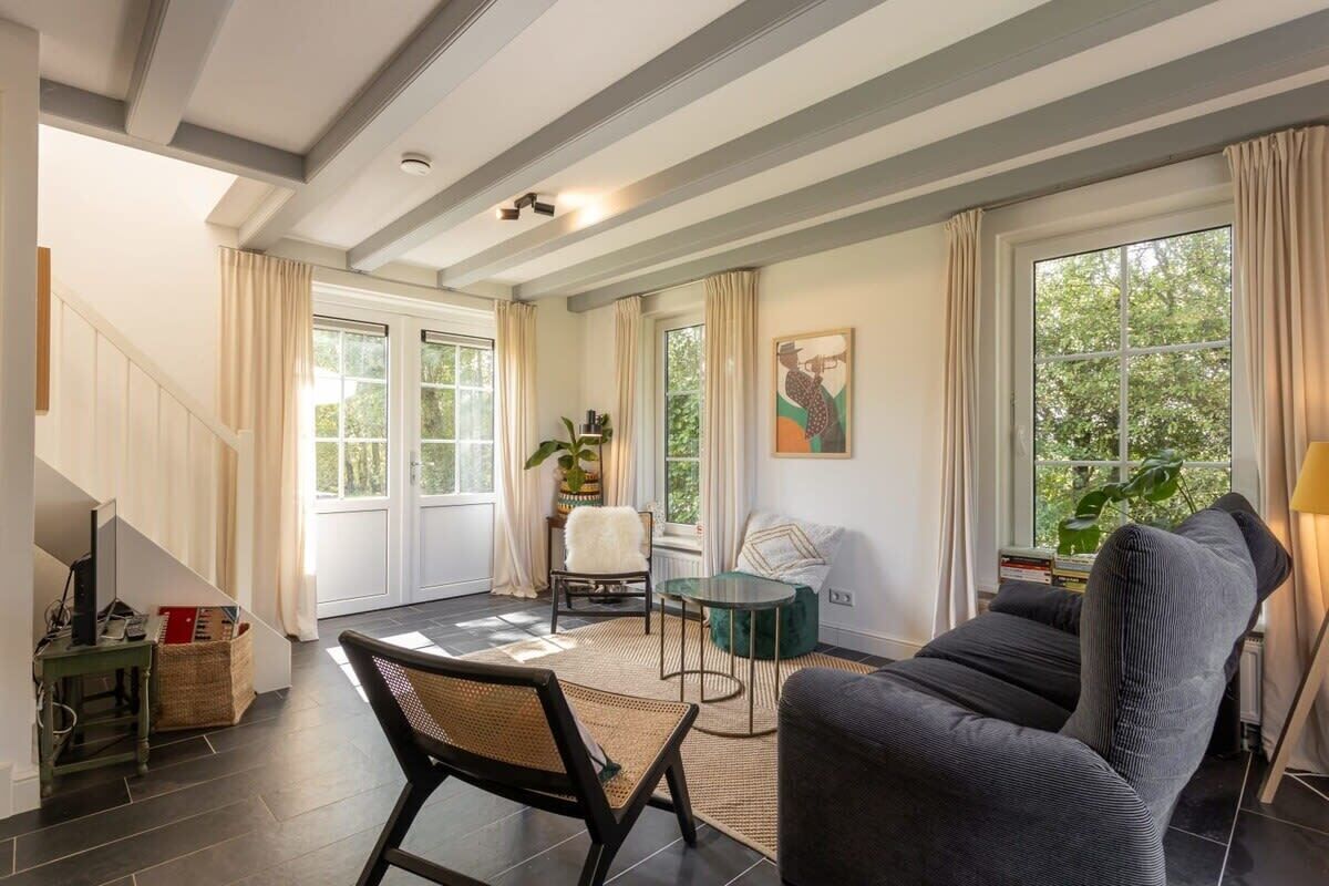 Een televisie en een kantoor