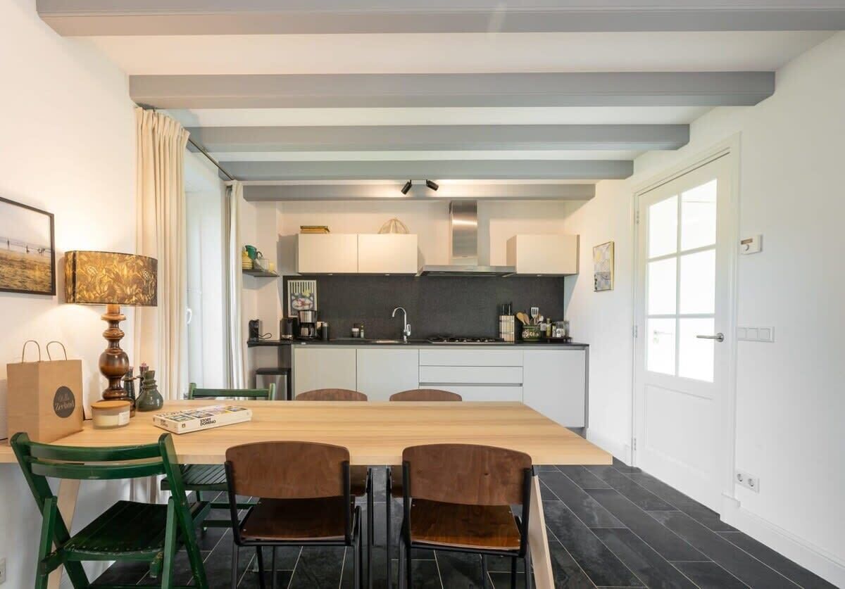 Een koelkast, een magnetron, een kookplaat, een vaatwasser