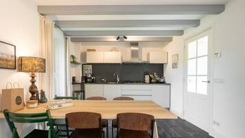 Réfrigérateur, micro-ondes, plaque de cuisson, lave-vaisselle