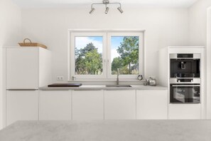 Fridge, microwave, dishwasher, coffee/tea maker - Spacious holiday home with enclosed garden in Domburg | Casembrootplein 19 (Domburg)