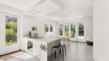 Een koelkast, een magnetron, een vaatwasser