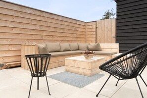 Terrace/patio - Spacious holiday home with enclosed garden in Domburg | Casembrootplein 19 (Domburg)