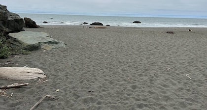 Sand Castle - Ocean Cabin 25 W Private Jacuzzi (Private Beach Owned by White Rock Resort)