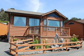 Exterior - Sand Castle - Ocean Cabin 25 W Private Jacuzzi (Private Beach Owned by White Rock Resort) (Smith River)