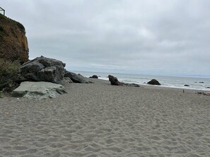Beach nearby - Sand Castle - Ocean Cabin 25 W Private Jacuzzi (Private Beach Owned by White Rock Resort) (Smith River)