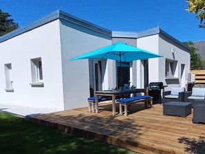 Outdoor dining - Contemporary 3-bedroom house near the beach in Saint-Pair-sur-Mer (Saint-Pair-sur-Mer)
