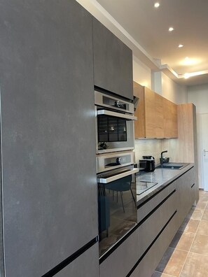 Kühlschrank, Mikrowelle, Ofen, Herdplatte