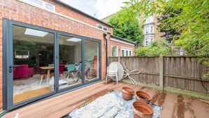 Basic House, Multiple Beds | Property grounds - Bright and Inviting 2BD House - Bethnal Green (London)