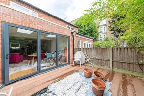 Basic House, Multiple Beds | Property grounds - Bright and Inviting 2BD House - Bethnal Green (London)