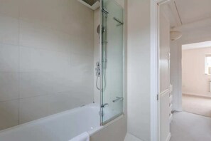 Basic-Haus, Mehrere Betten | Badezimmer | Haartrockner, Handtücher, Seife, Shampoo