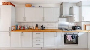 Basic House, Multiple Beds | Private kitchen | Fridge, oven, stovetop, dishwasher - Bright and Inviting 2BD House - Bethnal Green (London)