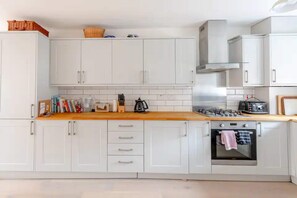Basic House, Multiple Beds | Private kitchen | Fridge, oven, stovetop, dishwasher - Bright and Inviting 2BD House - Bethnal Green (London)