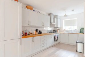 Casa básica, várias camas | Cozinha privada | Geladeira, fogão, cooktop, lava-louças