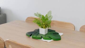 Basic Apartment, Multiple Beds | Dining