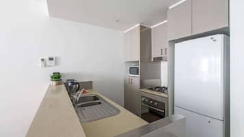 Basic Apartment, Multiple Beds | Private kitchen | Fridge, microwave, oven, stovetop