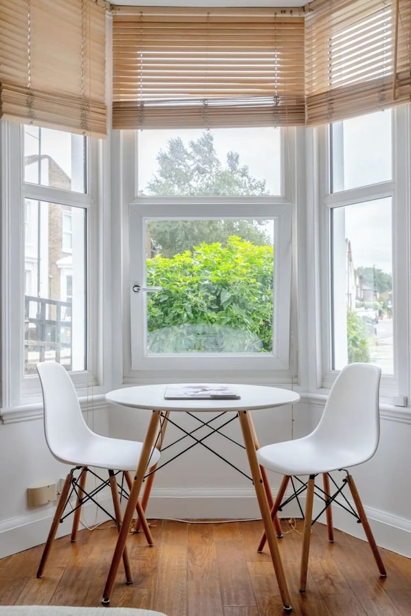 Basic Apartment, 1 Double Bed | Dining