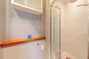 Departamento básico, 1 cama matrimonial | Baño | Regadera, secadora de cabello, toallas, jabón 
