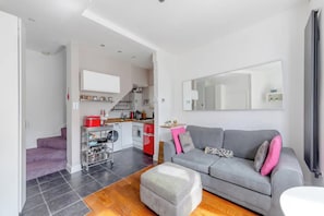 Basic Apartment, 1 Double Bed | Living area | TV - Tasteful & Homely 1BD Flat - Brixton (London)