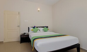 Deluxe Room | In-room safe, desk, iron/ironing board, rollaway beds - Treebo Aptin (Nagapattinam)