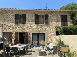 تناول الطعام بالخارج