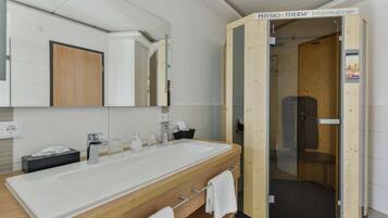 Deluxe-Zimmer | Badezimmer | Kostenlose Toilettenartikel, Haartrockner, Handtücher, Seife