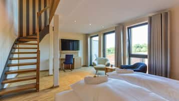 Deluxe Room | 1 bedroom, in-room safe, desk, laptop workspace