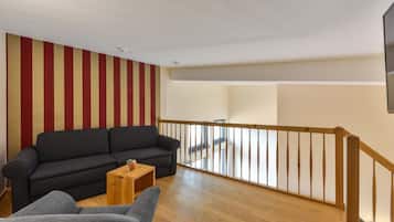 Deluxe Room | 1 bedroom, in-room safe, desk, laptop workspace