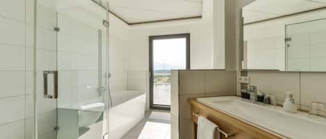 Comfort-Zimmer | Badezimmer | Kostenlose Toilettenartikel, Haartrockner, Handtücher, Seife