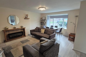 Living area - Lovely & Beautiful 2 Bed-apartment in Borehamwood (Borehamwood)
