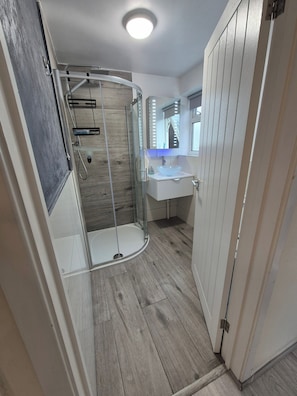 Apartment | Bathroom | Shower, hair dryer, towels