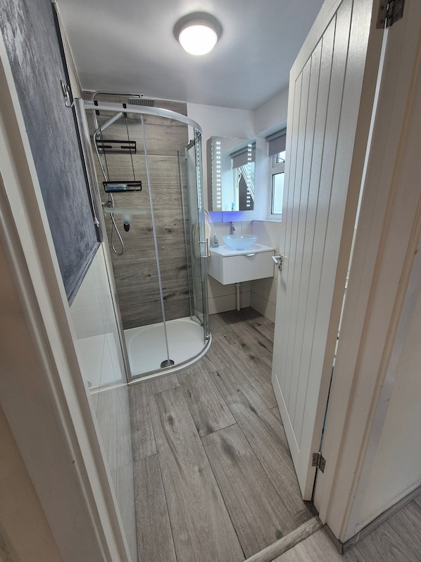 Bathroom - Lovely & Beautiful 2 Bed-apartment in Borehamwood (Borehamwood)