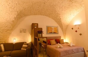 Camera Calithea | 1 quarto, roupas de cama premium, escrivaninha, Wi-Fi de cortesia