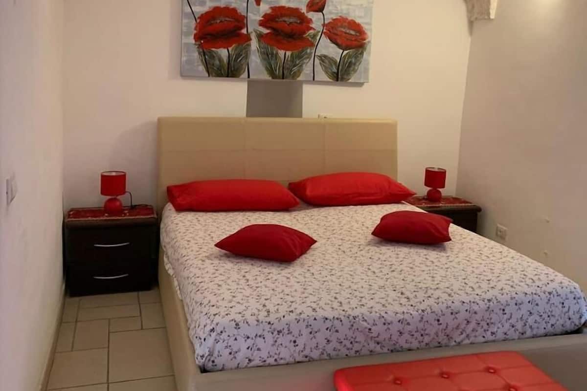 Camera Selene | 1 slaapkamer, luxe beddengoed, een bureau, gratis wifi