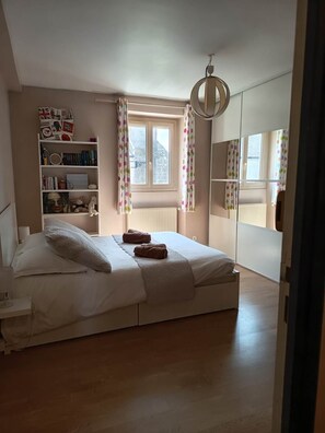 3 Schlafzimmer, Schreibtisch, Bügeleisen/Bügelbrett, Reisekinderbett