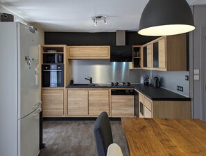 Réfrigérateur, micro-ondes, four, lave-vaisselle