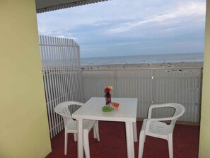 Outdoor dining - Holiday apartment with air conditioning and balcony with sea view (Bibione)