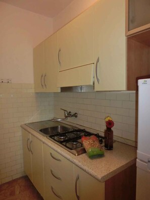 Fridge, stovetop