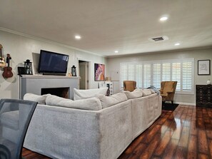 Smart-TV, Kamin, Videospiele, Arbeitsbereiche