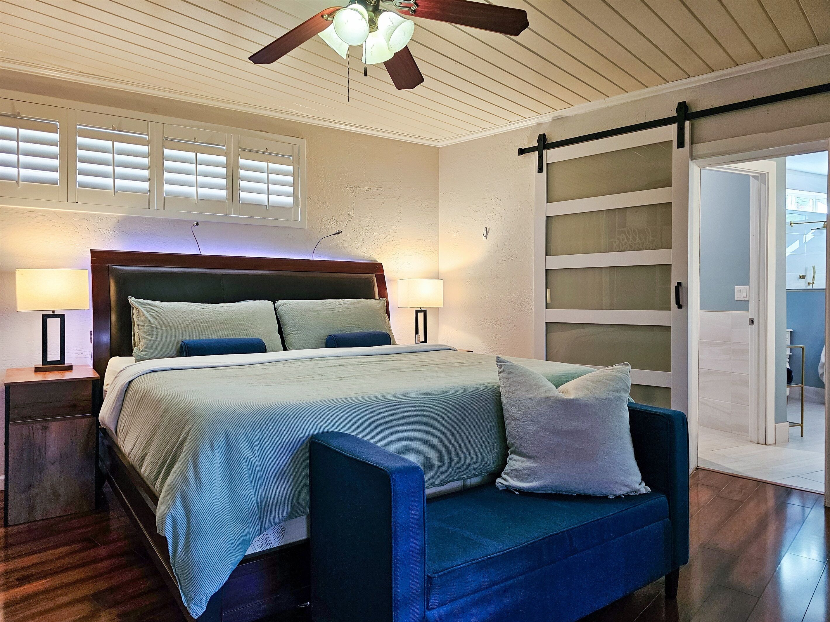 3 makuuhuonetta, työpöytä, silitysrauta/-lauta, ilmainen Wi-Fi