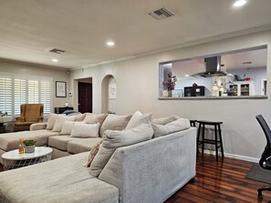 Smart TV, fireplace, video games, offices - Quiet Central Phx Home w/ enclosd yard, jungle gym (Phoenix)