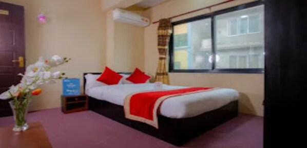 Deluxe Single Room | Free WiFi, bed sheets