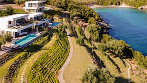 A modern villa with a swimming pool, terraced garden, and a view of the sea. - Zavia Alpha in Syvota (Igoumenitsa)