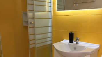 Camera tripla | Bagno | Doccia, soffione a pioggia, set di cortesia gratuito, asciugacapelli